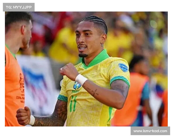 拉菲尼亚与阿根廷球迷亲密互动背后的文化与情感交流解析